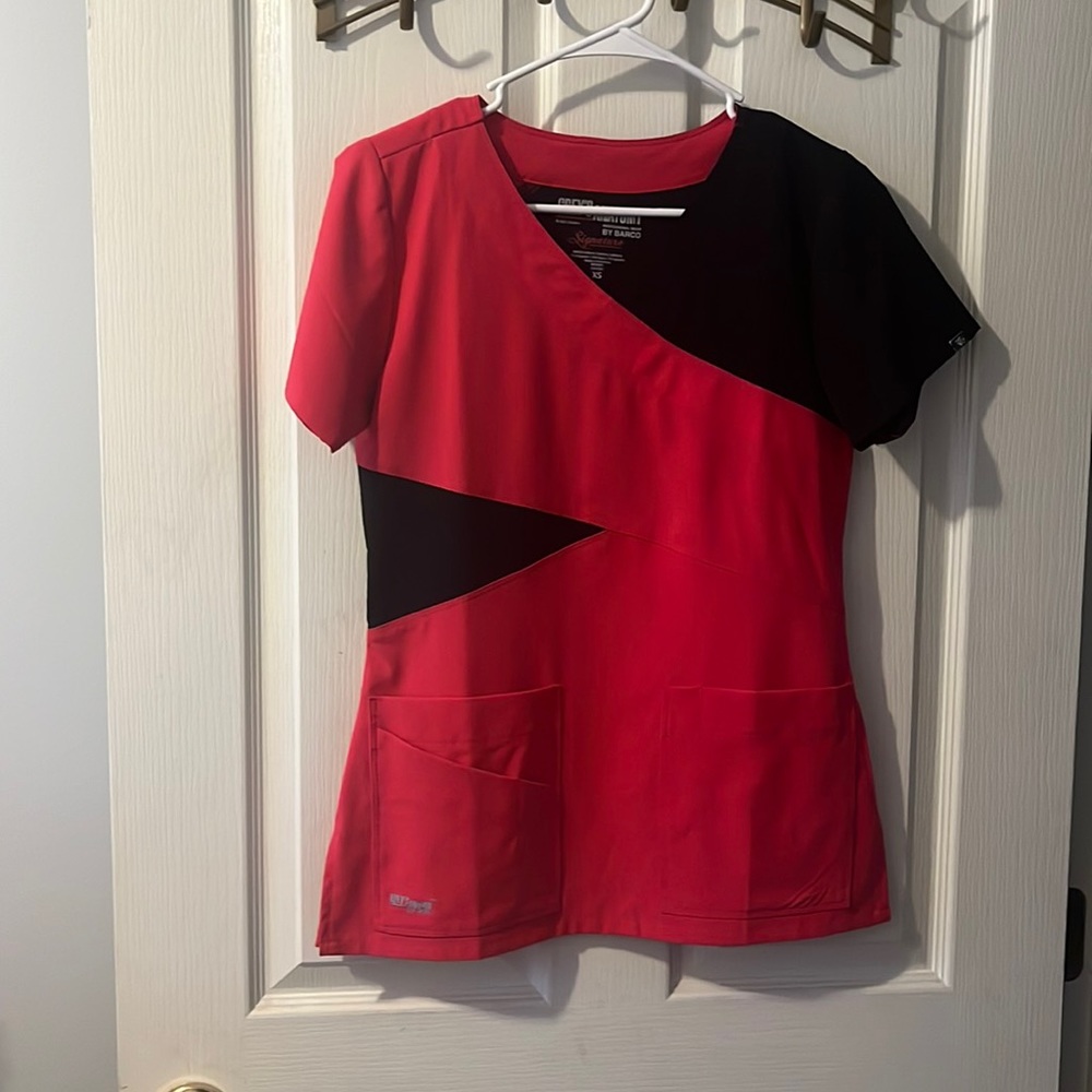 Grey’s Anatomy by Barco Signature in red/ black Asymmetric Scrub top size XS